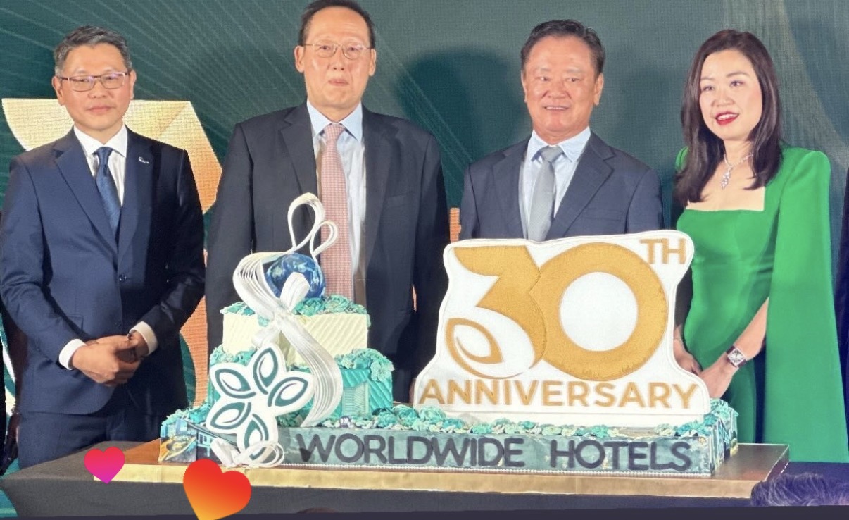 Worldwide Hotels leadership cutting a bespoke 30th Anniversary corporate cake