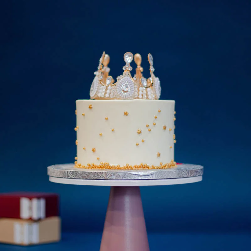 Classic Queen's Crown Cake in White