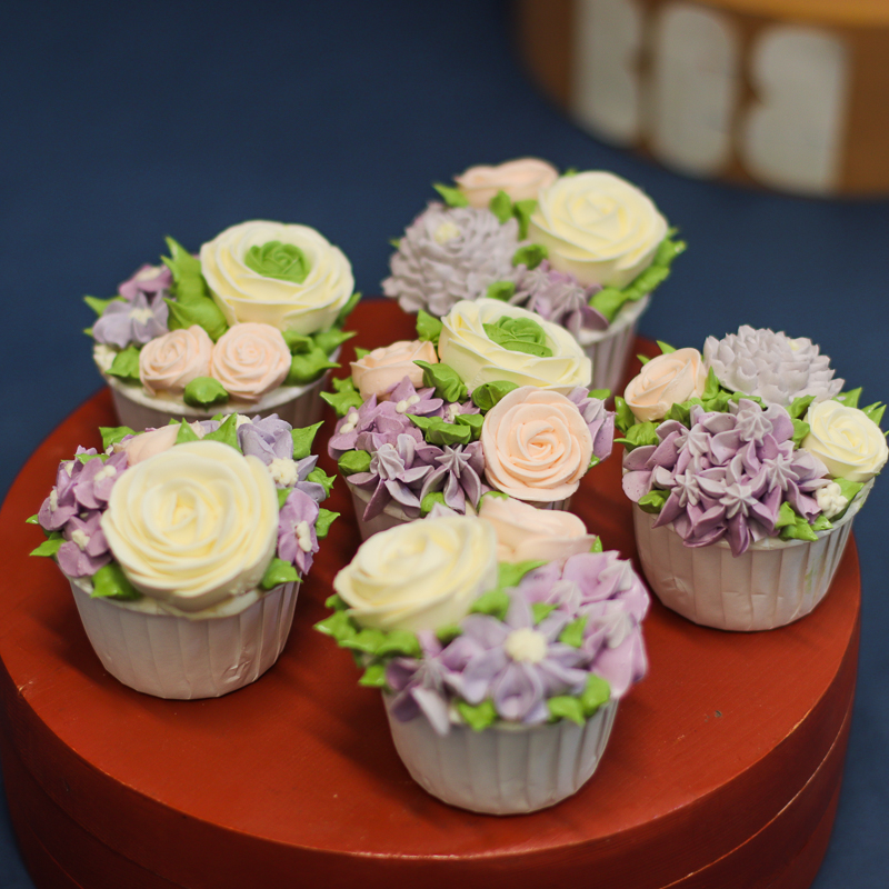 Lilac and Cream Buttercream Floral Cupcakes (12s)