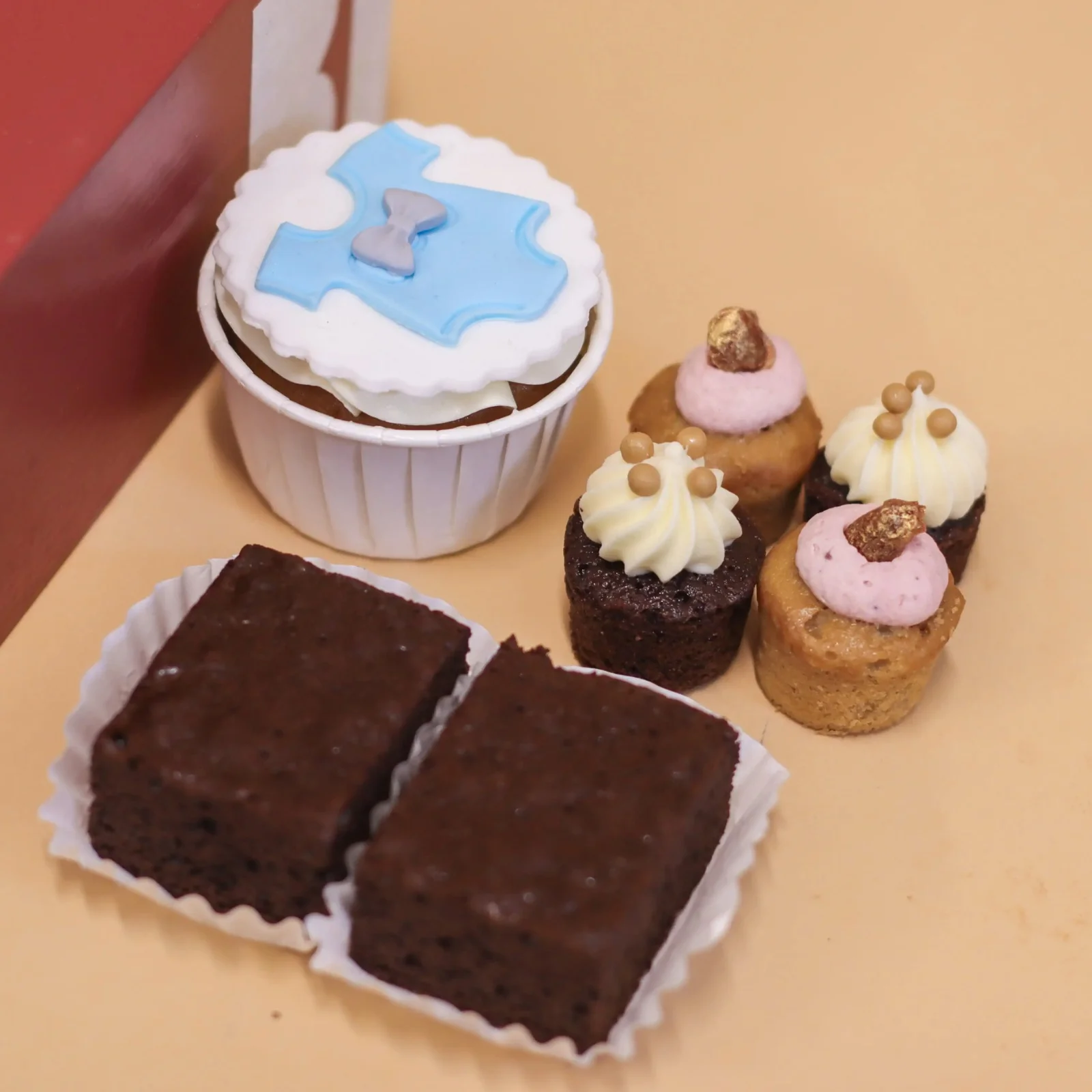 1 x Customised Baby Cupcake, 2 x 55% Chocolate
                          Brownie, 4 x Mini Cupcakes