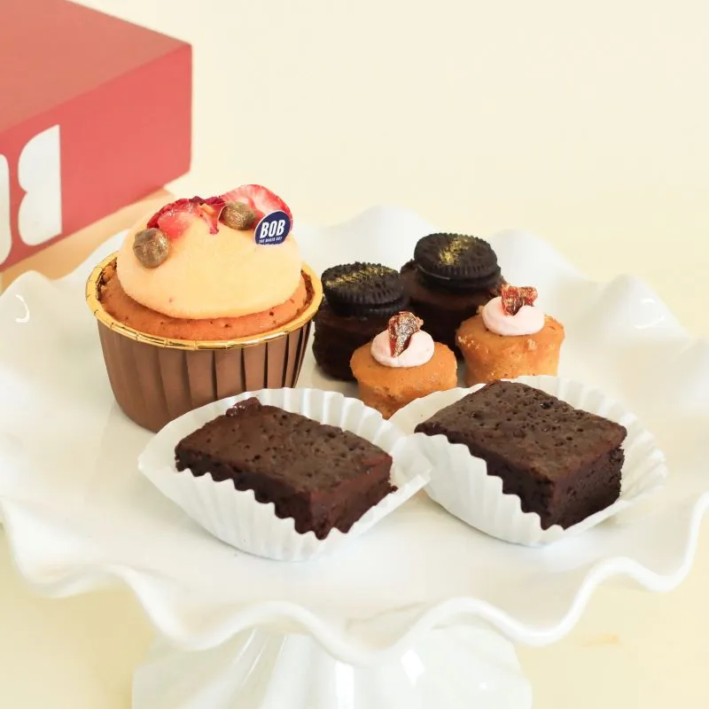 1 x Classic Cupcakes, 2 x 55% Chocolate Brownie
                          (2" by 1.5"), 4 x Mini Cupcakes 