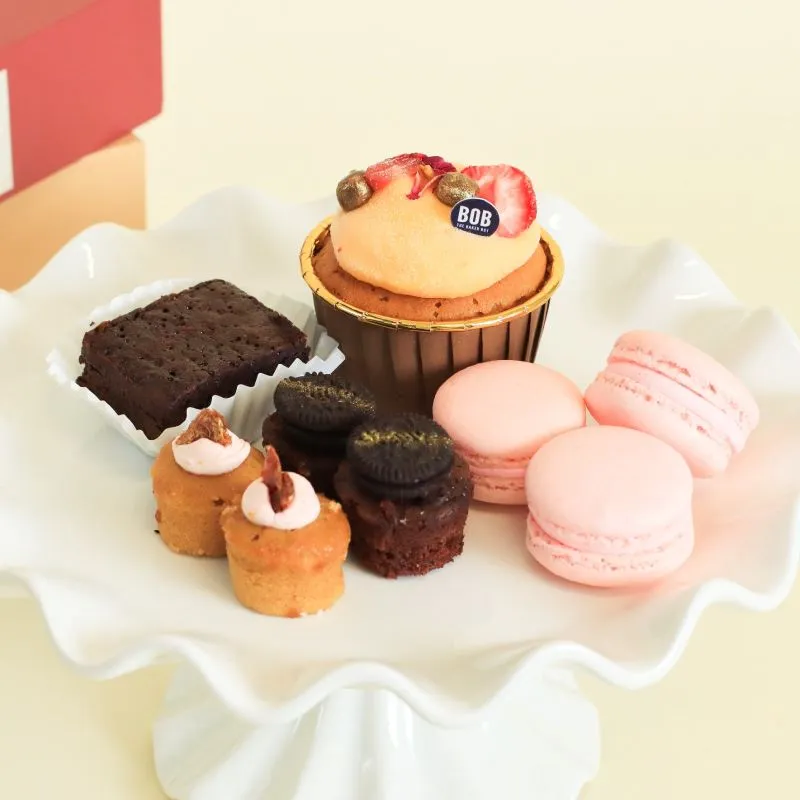 1 x Classic Cupcake, 1 x 55% Chocolate Brownie
                          (2" by 1.5"), 4 x Mini Cupcakes, 3 x French