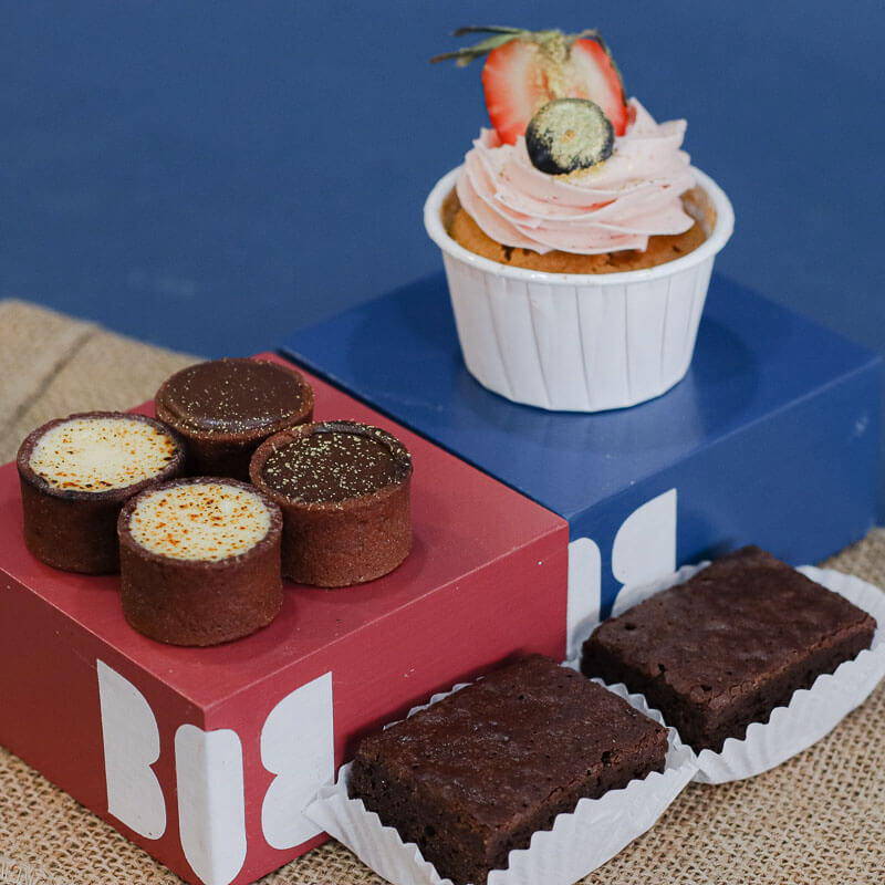 1 x Classic Cupcakes, 2 x 55% Chocolate Brownie
                          (2" by 2"), 4 x Mini Tarts 